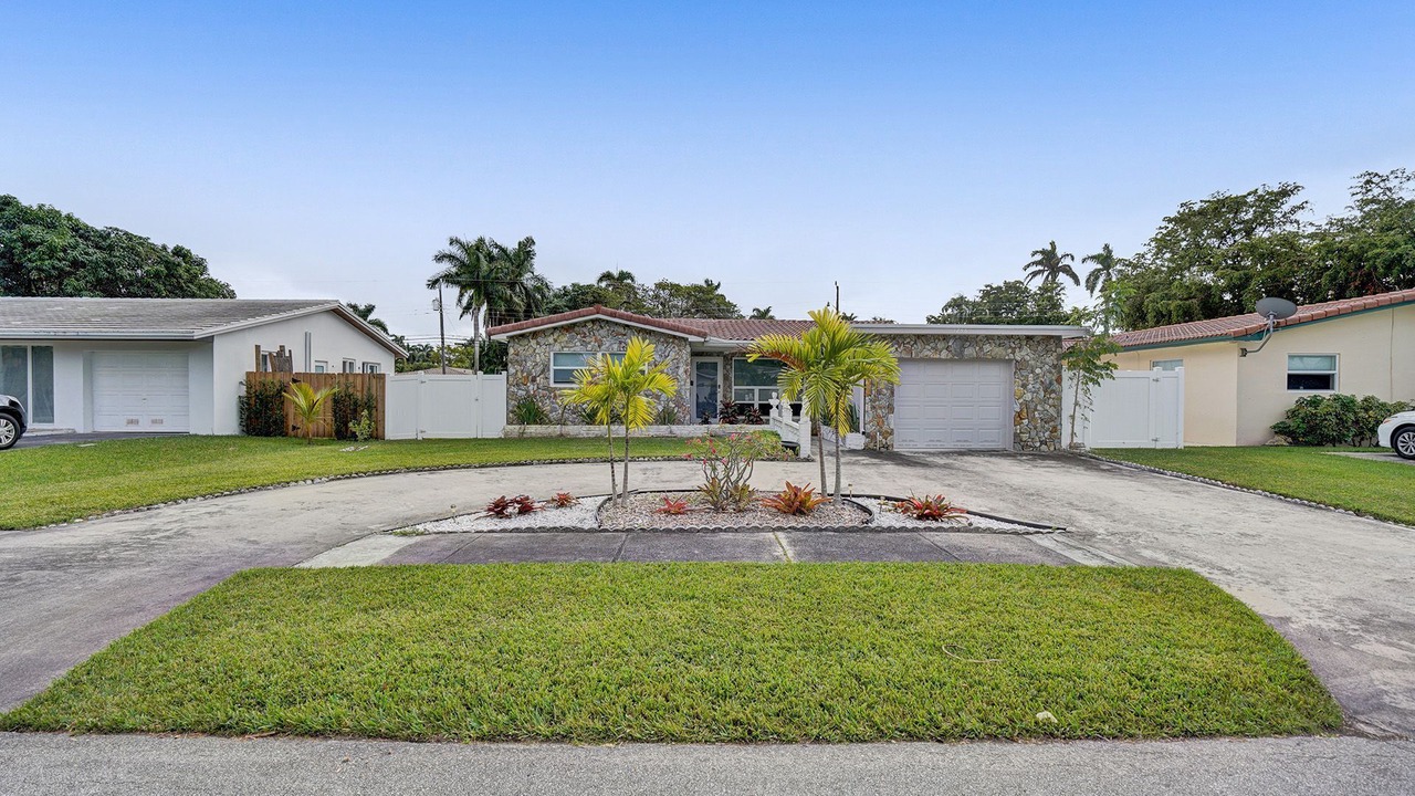 Photo of Outdoor in Hollywood Lakes