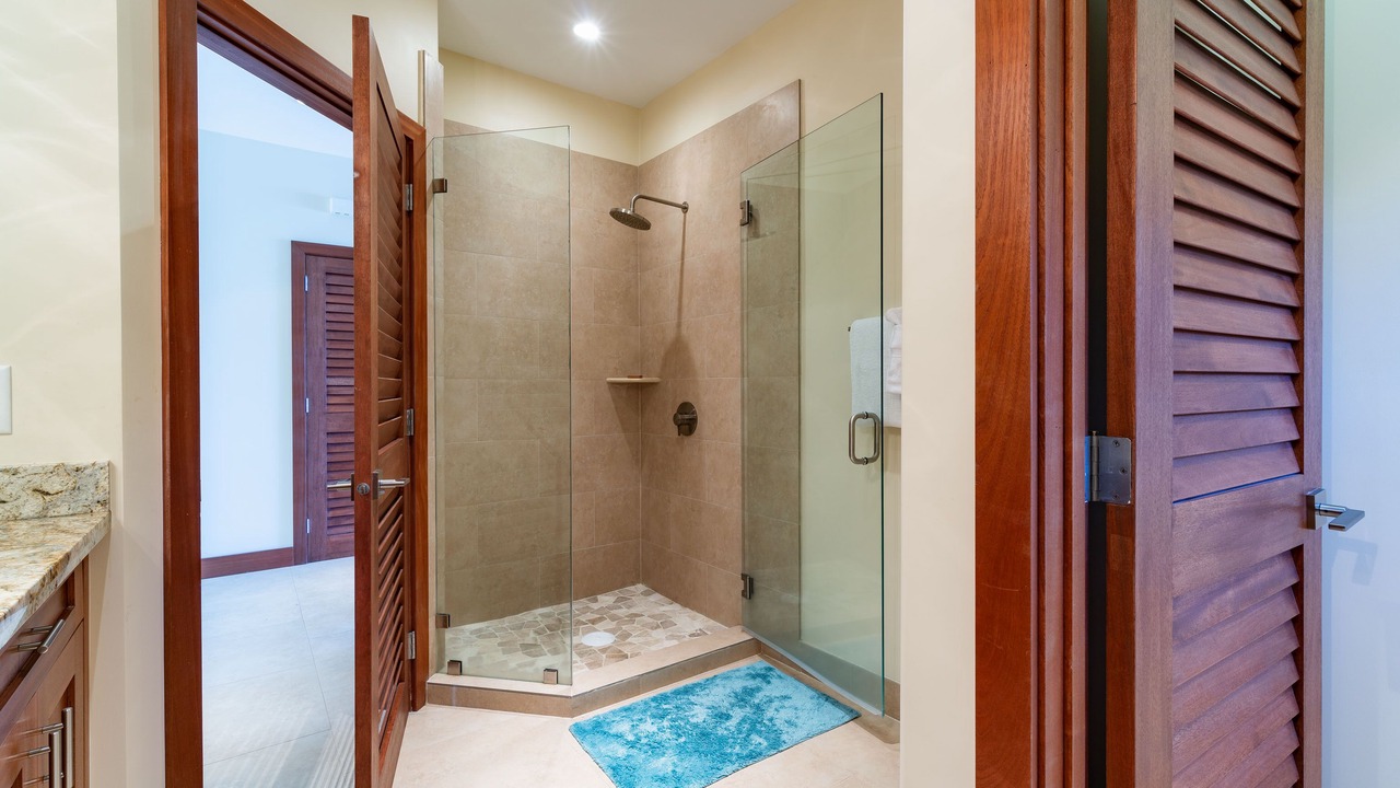 Photo of Bathroom in Downtown Lahaina