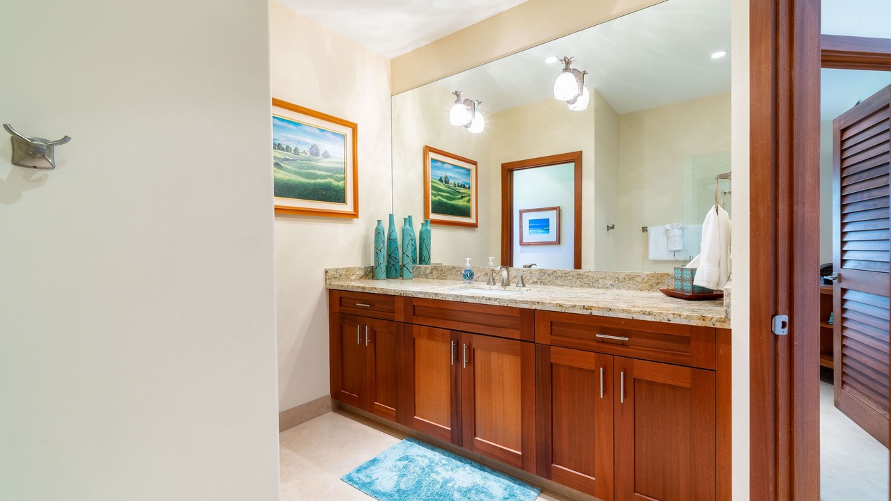 Photo of Bathroom in Downtown Lahaina