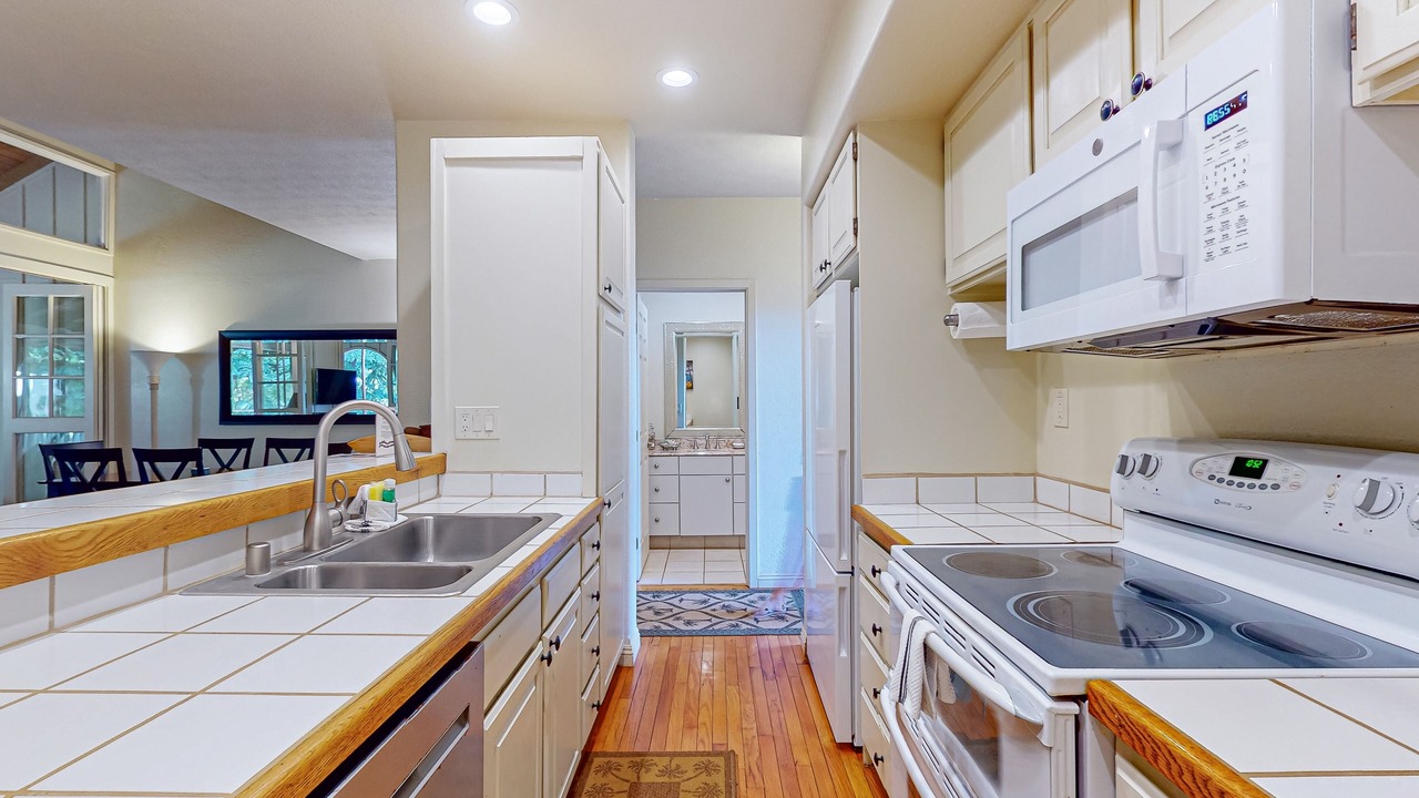 Photo of Kitchen in Maunaloa