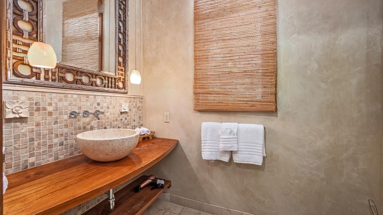 Photo of Bathroom in Historic Lahaina Front Street