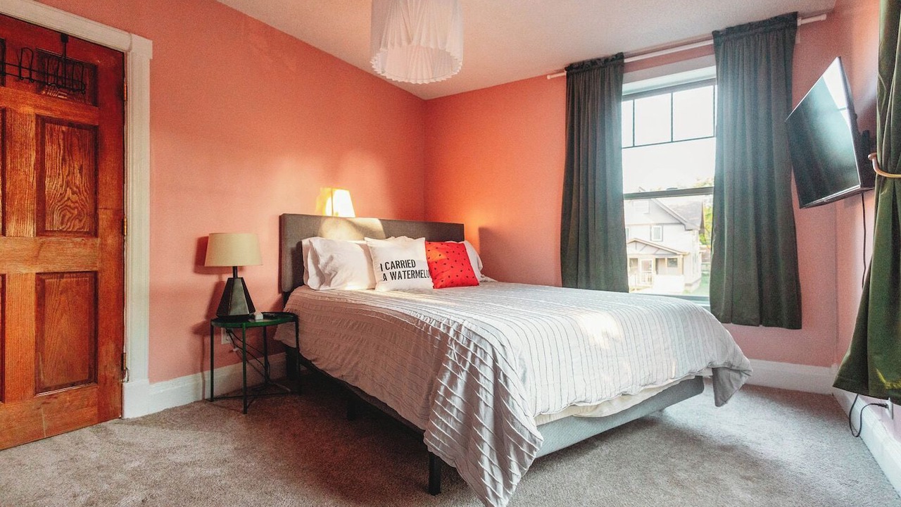 Photo of Bedroom in Summit - University