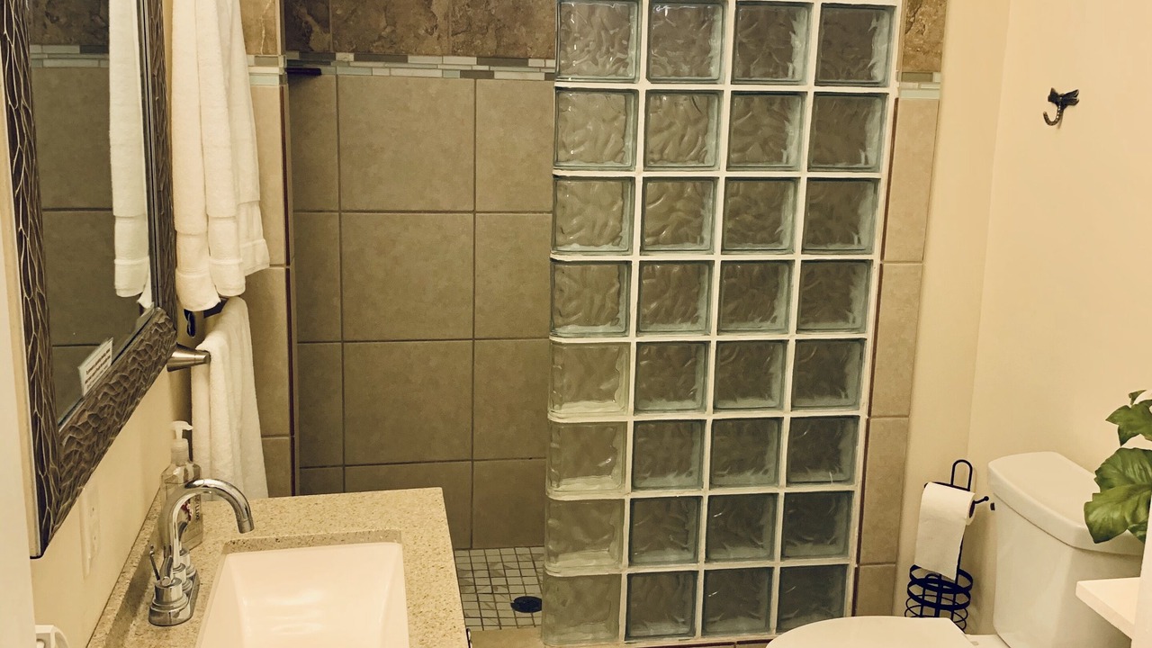 Photo of Bathroom in Historic Lahaina Front Street