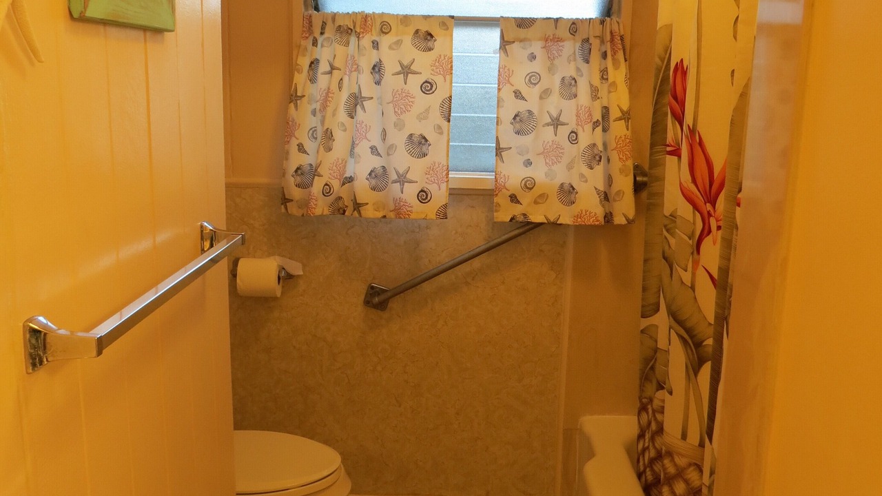 Photo of Bathroom in Maunalani Heights
