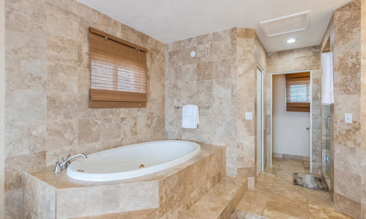 Photo of Bathroom in Kuliouou - Kalani Iki