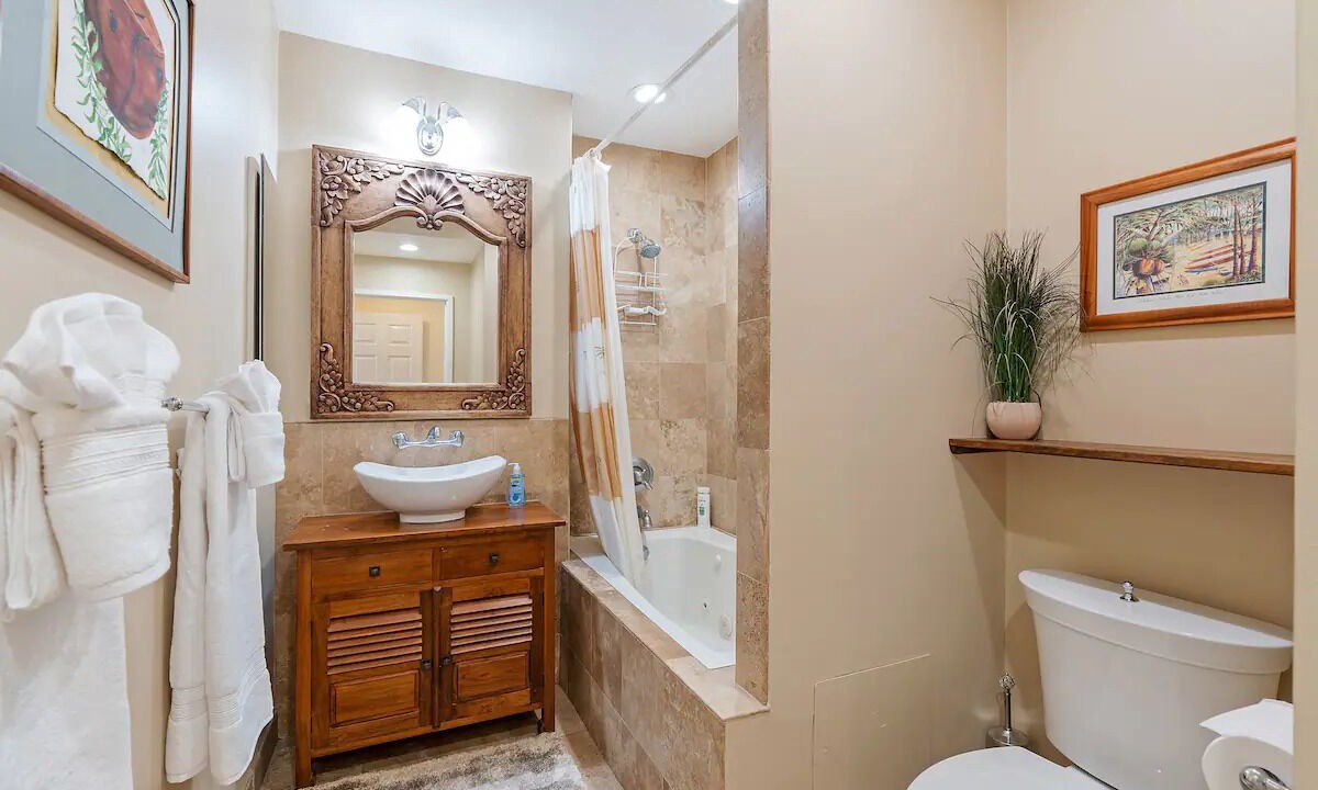 Photo of Bathroom in Kuliouou - Kalani Iki