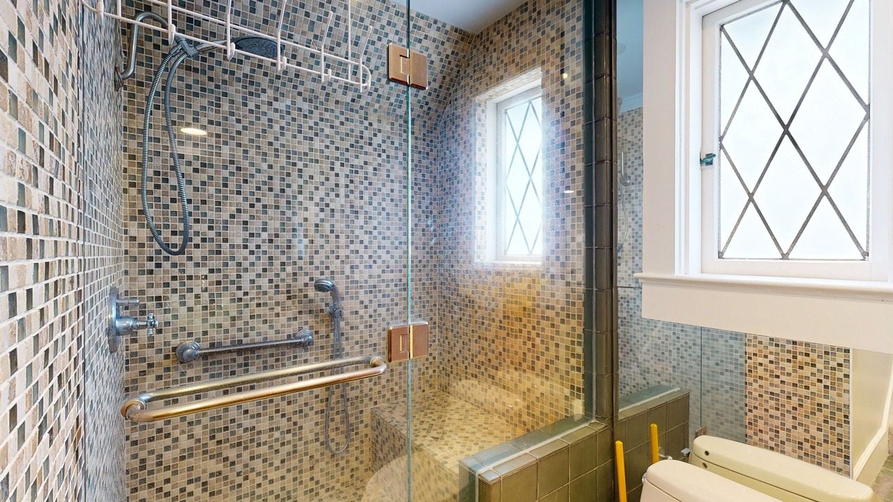 Photo of Bathroom in Diamond Head - Kapahulu - St. Louis