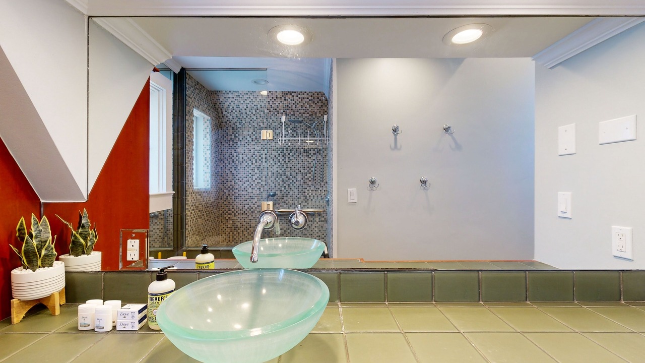 Photo of Bathroom in Diamond Head - Kapahulu - St. Louis