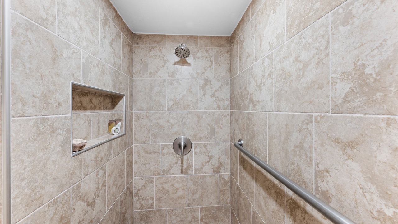 Photo of Bathroom in Historic Lahaina Front Street
