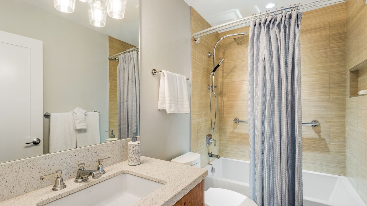 Photo of Bathroom in Downtown Lahaina