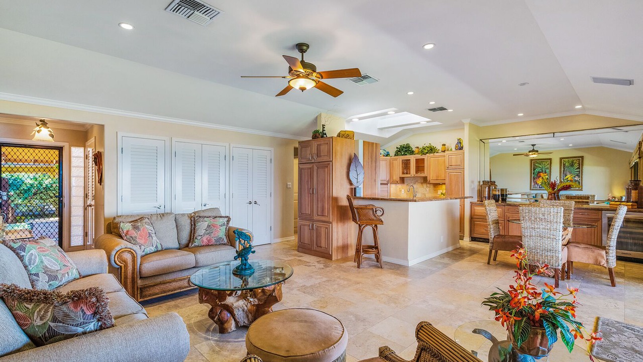 Photo of Livingroom in Downtown Lahaina