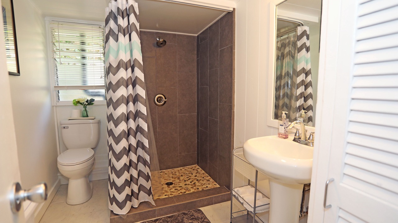 Photo of Bathroom in Ka'a'awa