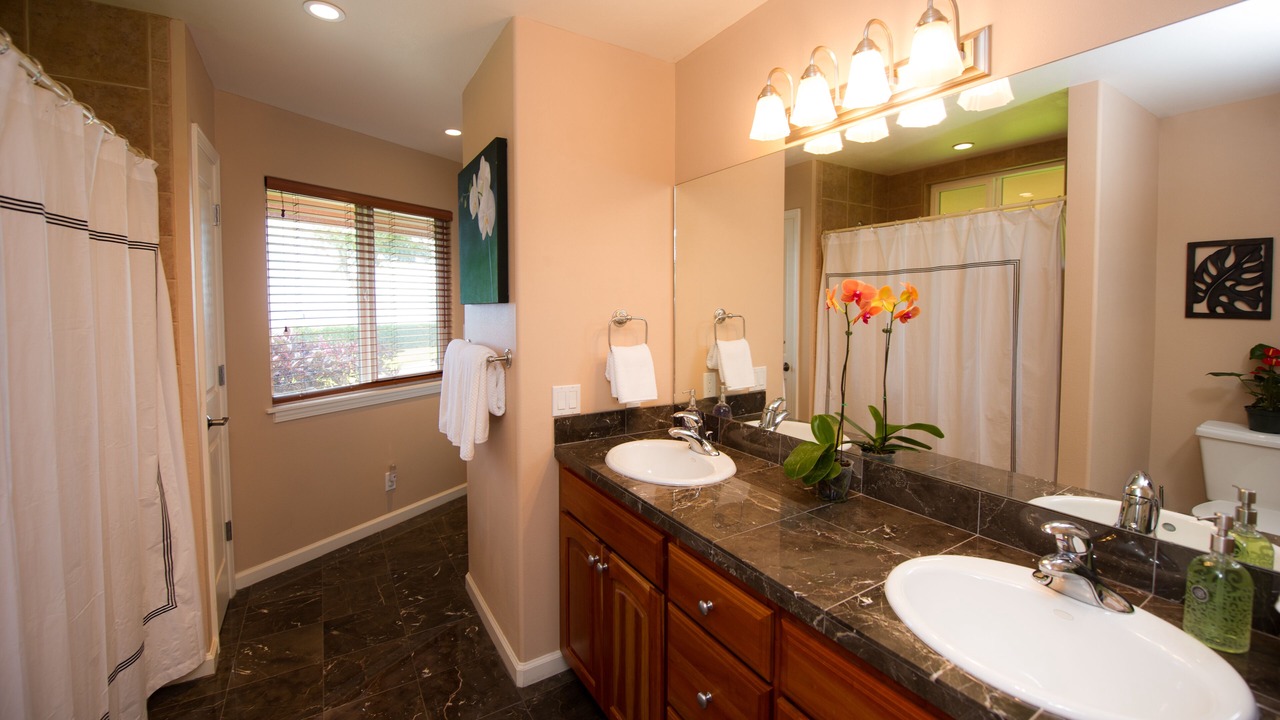 Photo of Bathroom in Historic Lahaina Front Street