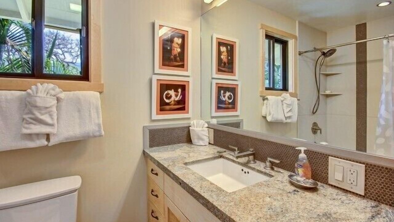 Photo of Bathroom in Downtown Lahaina