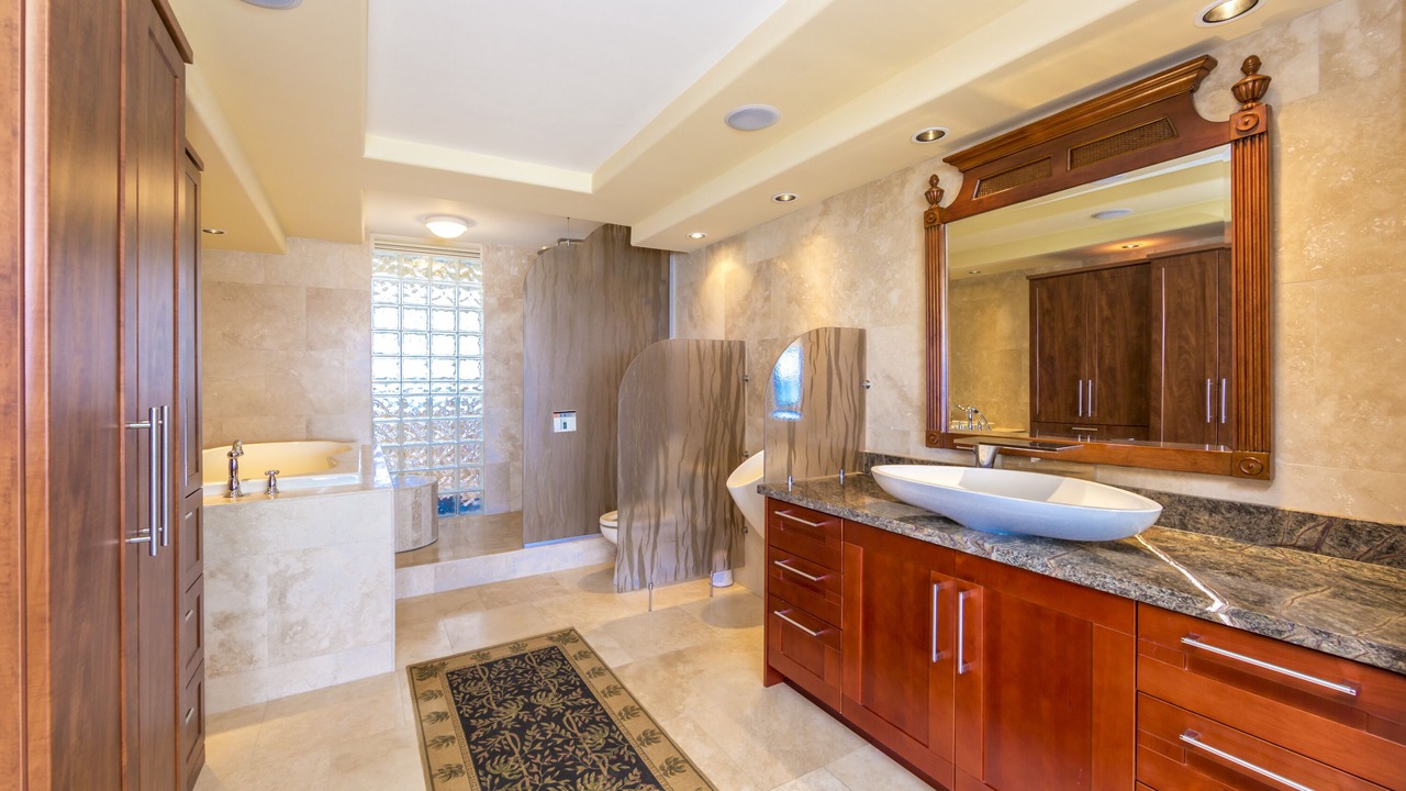 Photo of Bathroom in Diamond Head - Kapahulu - St. Louis