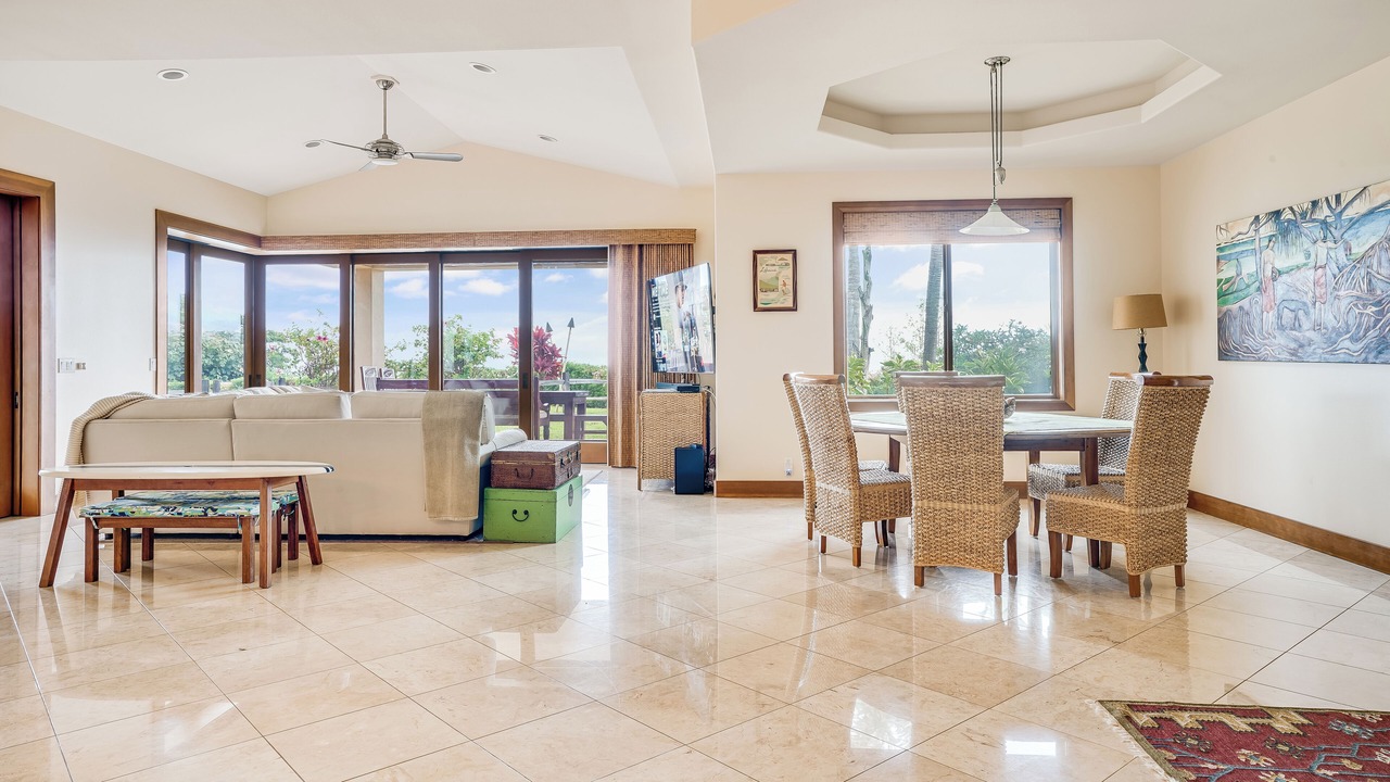 Photo of Livingroom in Historic Lahaina Front Street