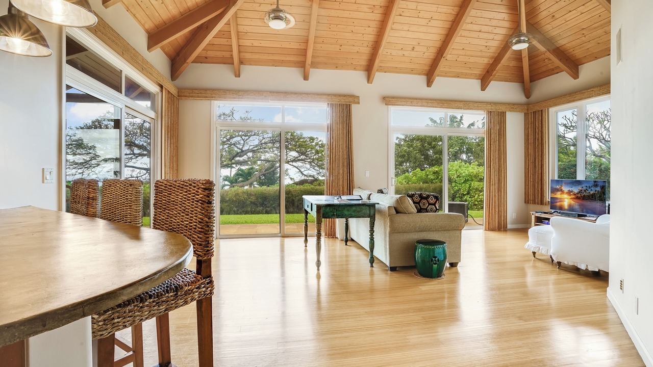 Photo of Livingroom in Historic Lahaina Front Street