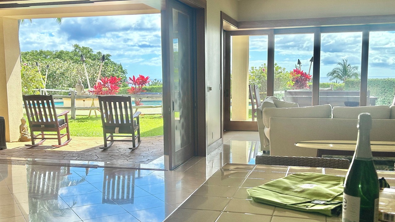Photo of Livingroom in Historic Lahaina Front Street