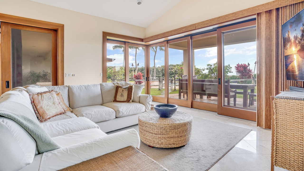 Photo of Livingroom in Historic Lahaina Front Street