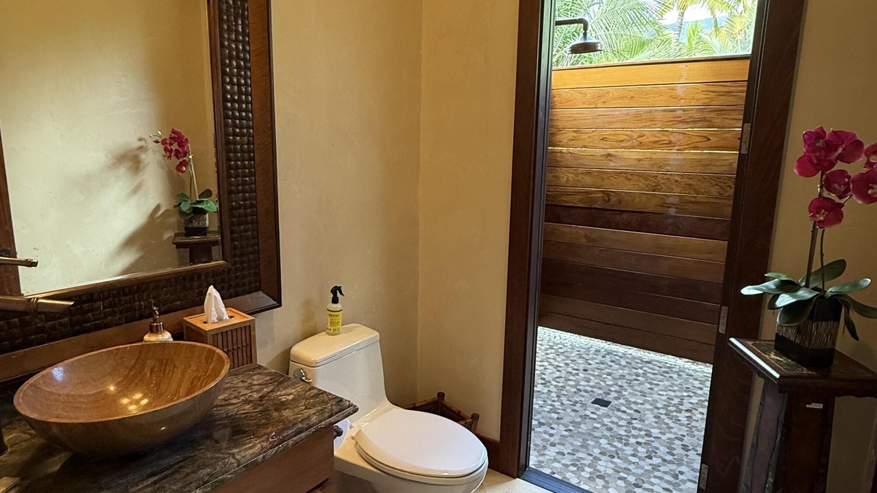 Photo of Bathroom in Downtown Lahaina