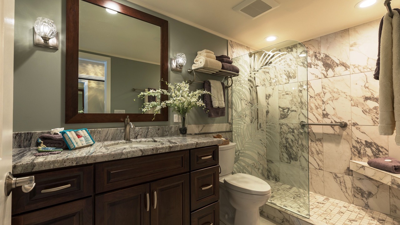 Photo of Bathroom in Historic Lahaina Front Street