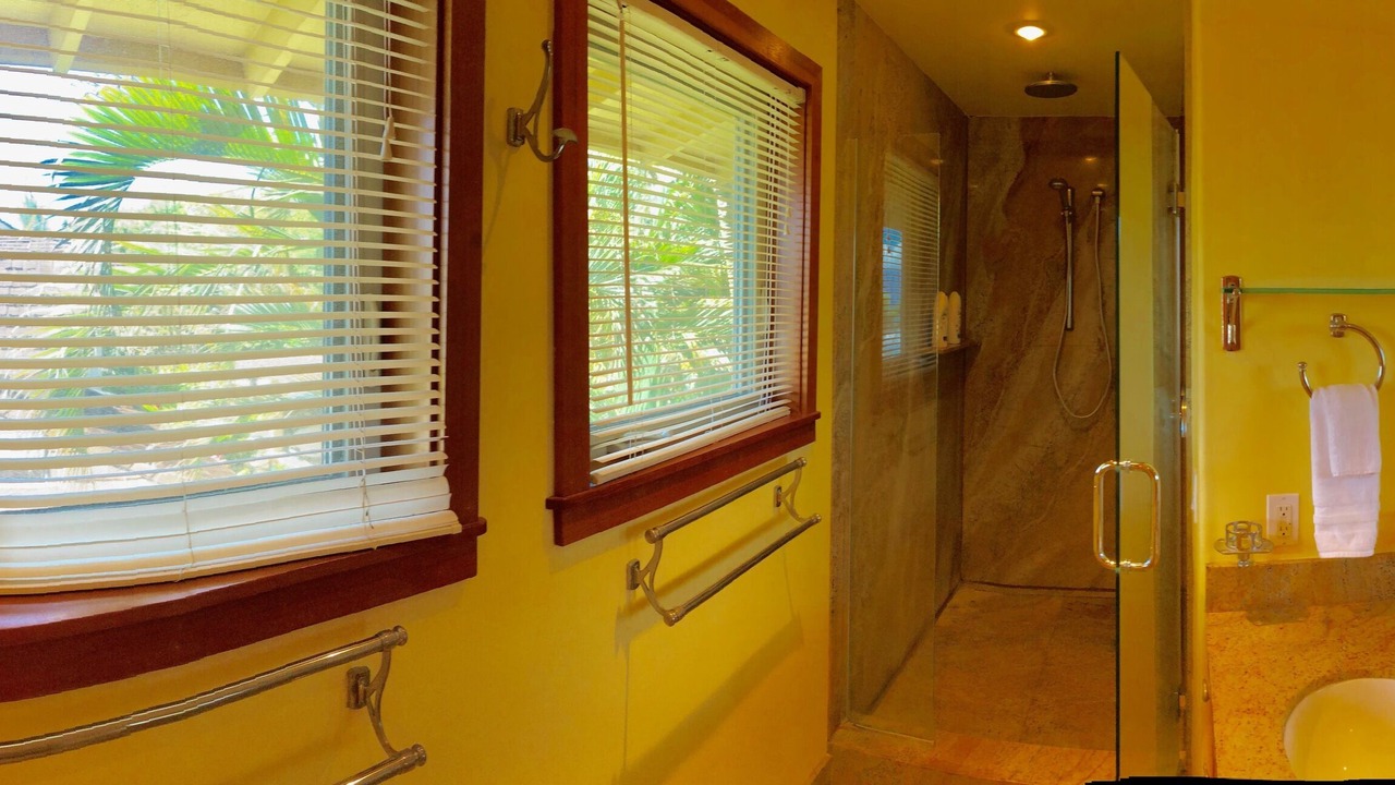 Photo of Bathroom in Historic Lahaina Front Street