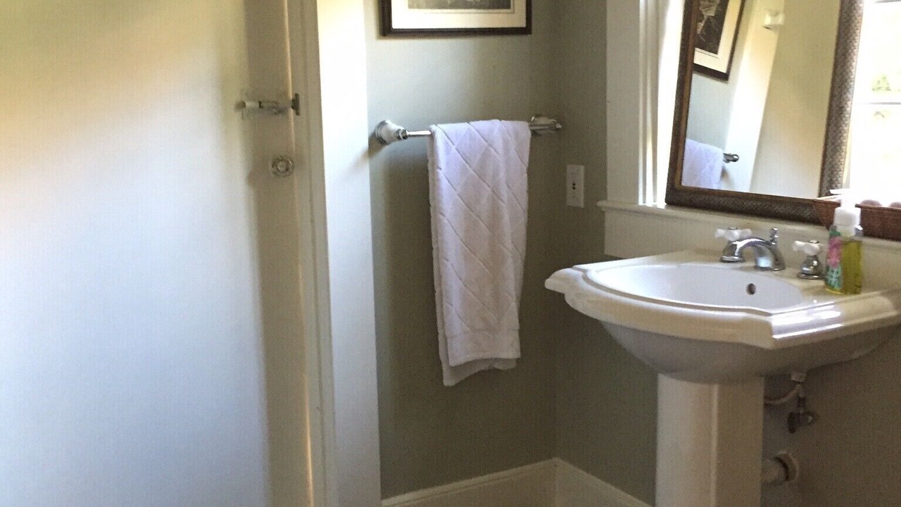 Photo of Bathroom in Maunalani Heights