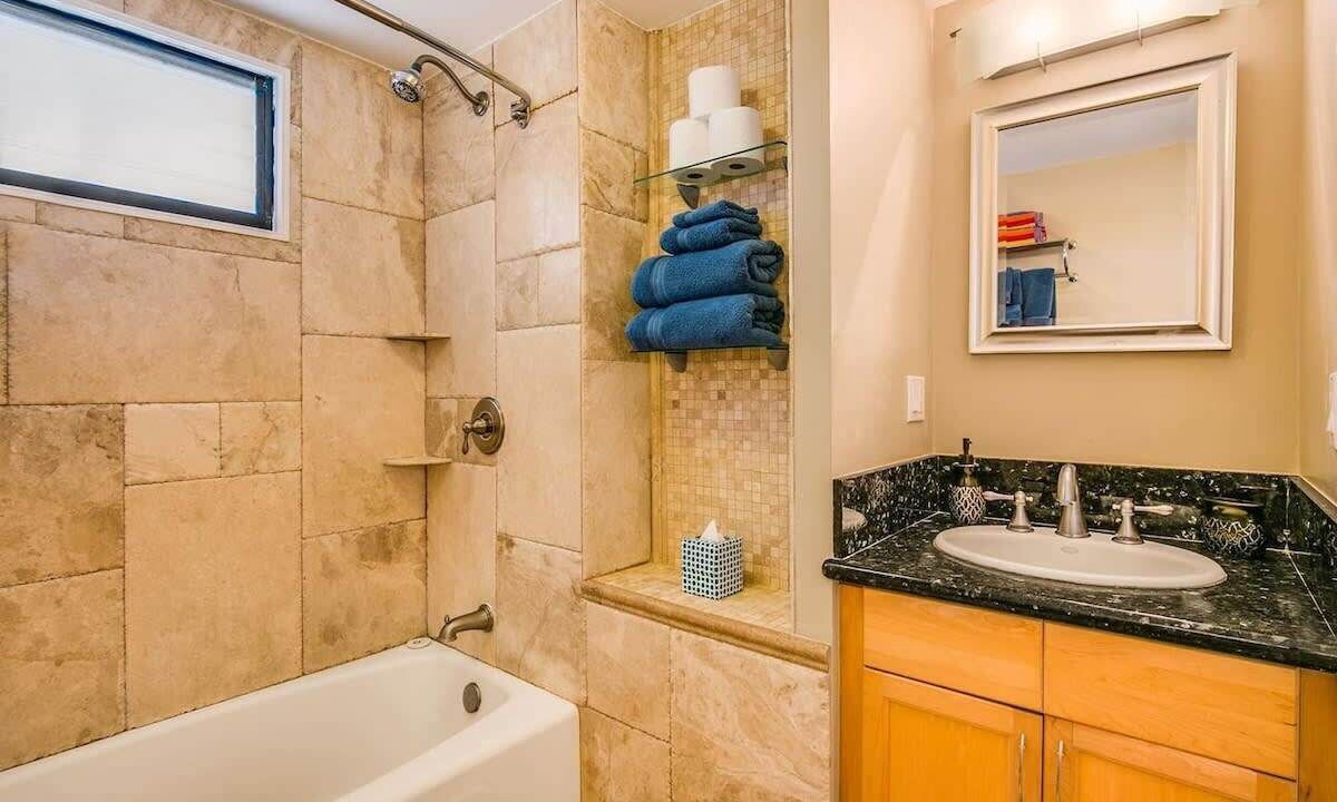 Photo of Bathroom in Diamond Head - Kapahulu - St. Louis