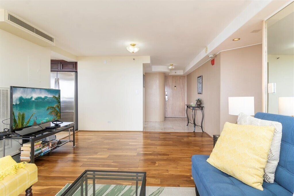 Photo of Livingroom in McCully - Moiliili