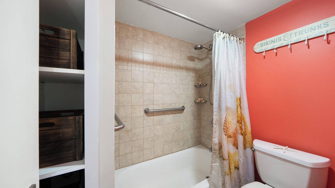 Photo of Bathroom in Historic Lahaina Front Street