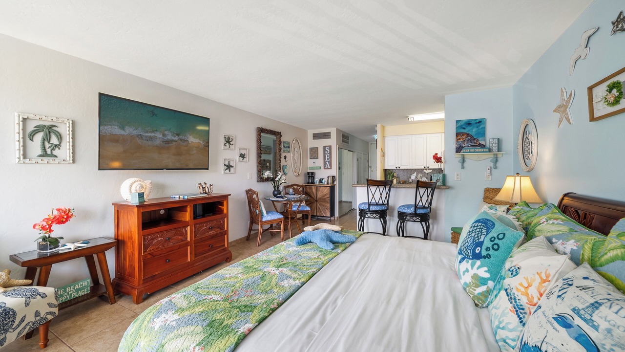 Photo of Bedroom in Historic Lahaina Front Street
