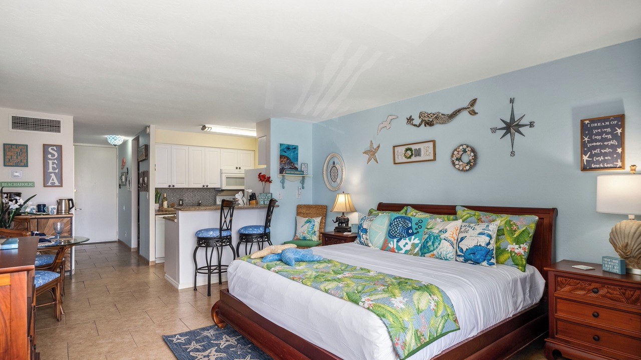 Photo of Bedroom in Historic Lahaina Front Street