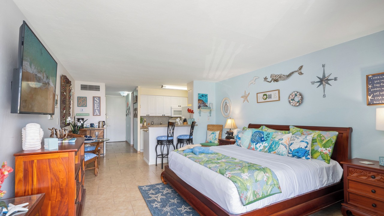Photo of Bedroom in Historic Lahaina Front Street