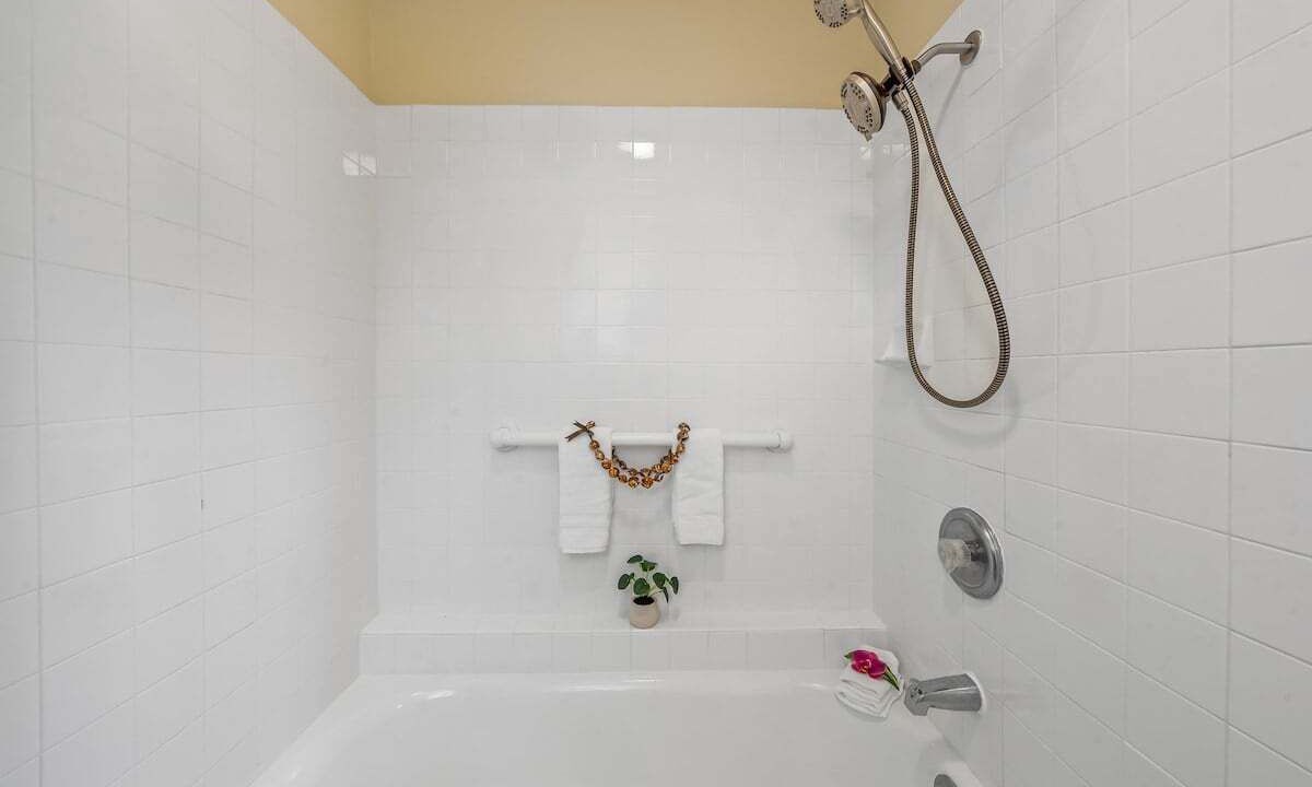 Photo of Bathroom in Historic Lahaina Front Street