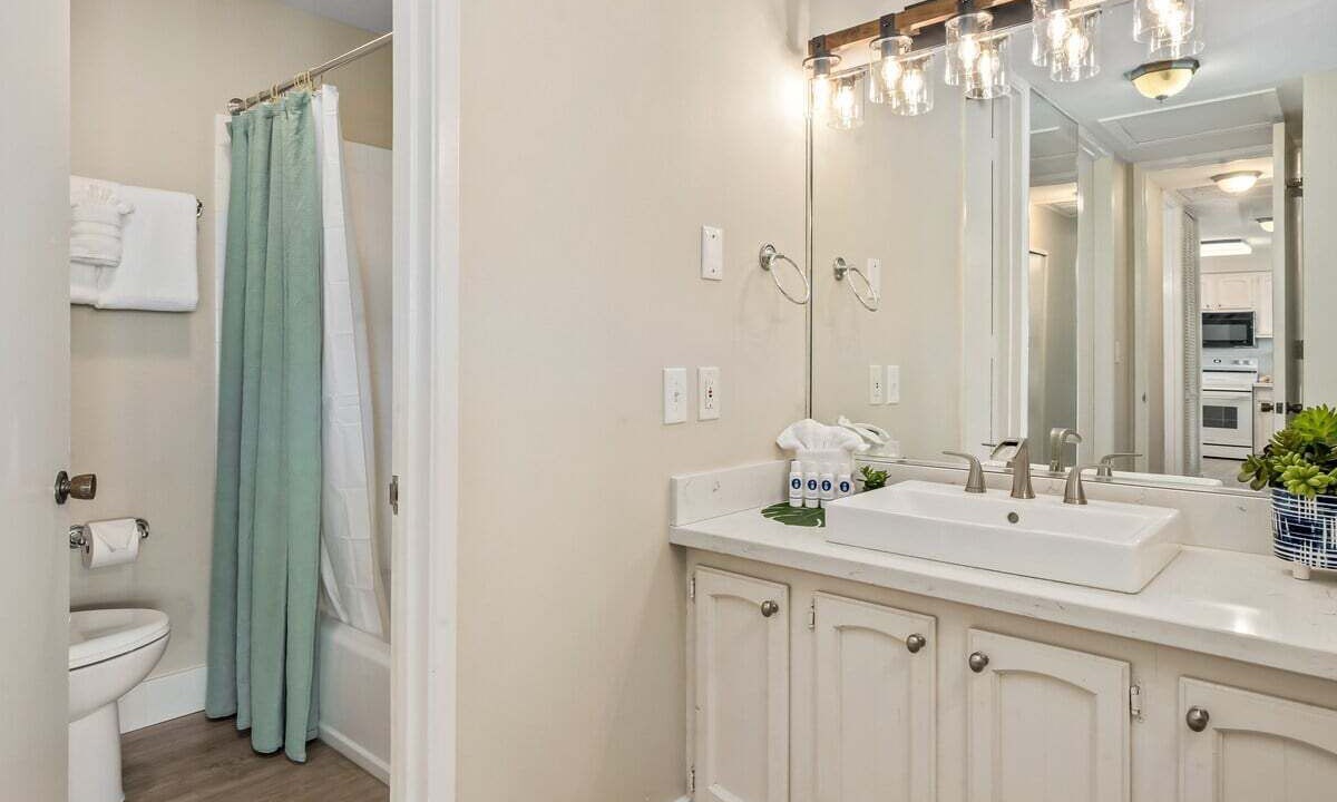 Photo of Bathroom in Historic Lahaina Front Street