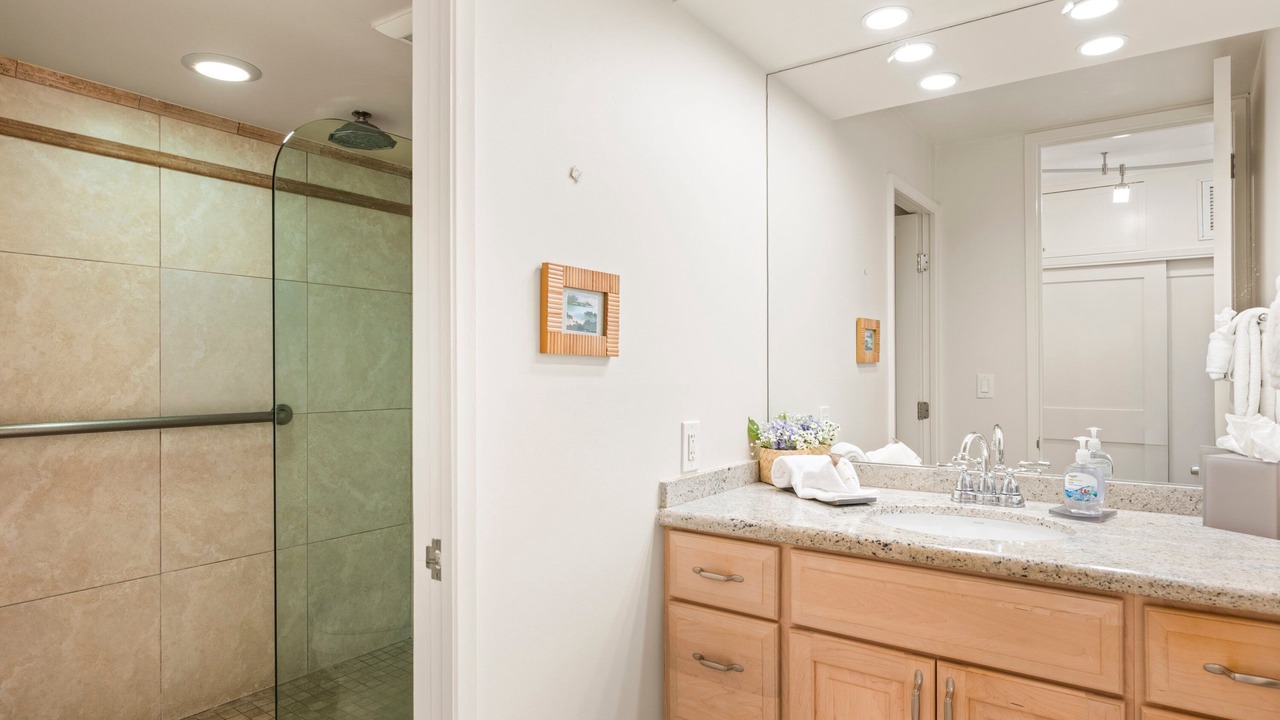 Photo of Bathroom in Historic Lahaina Front Street