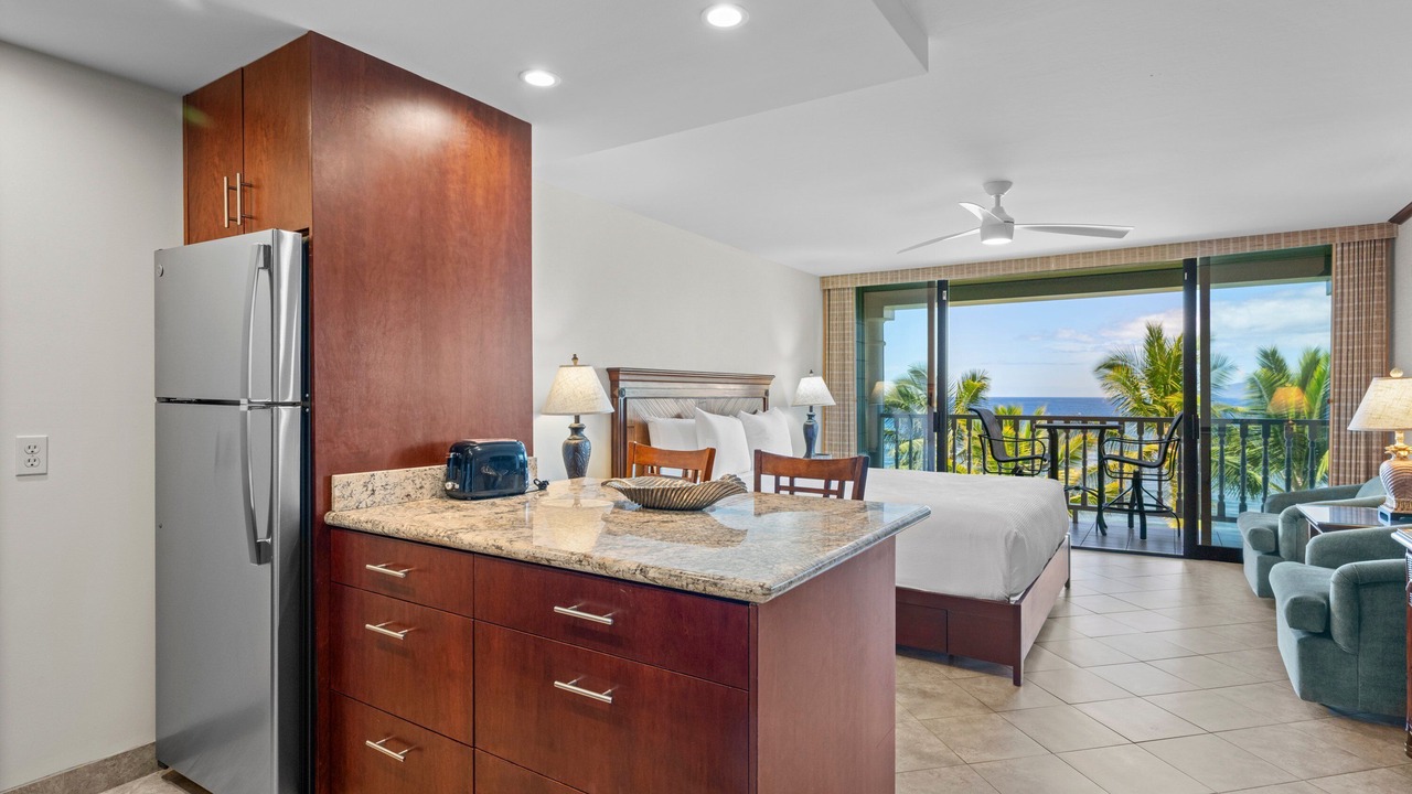 Photo of Bedroom in Historic Lahaina Front Street