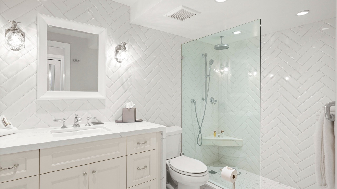 Photo of Bathroom in Historic Lahaina Front Street