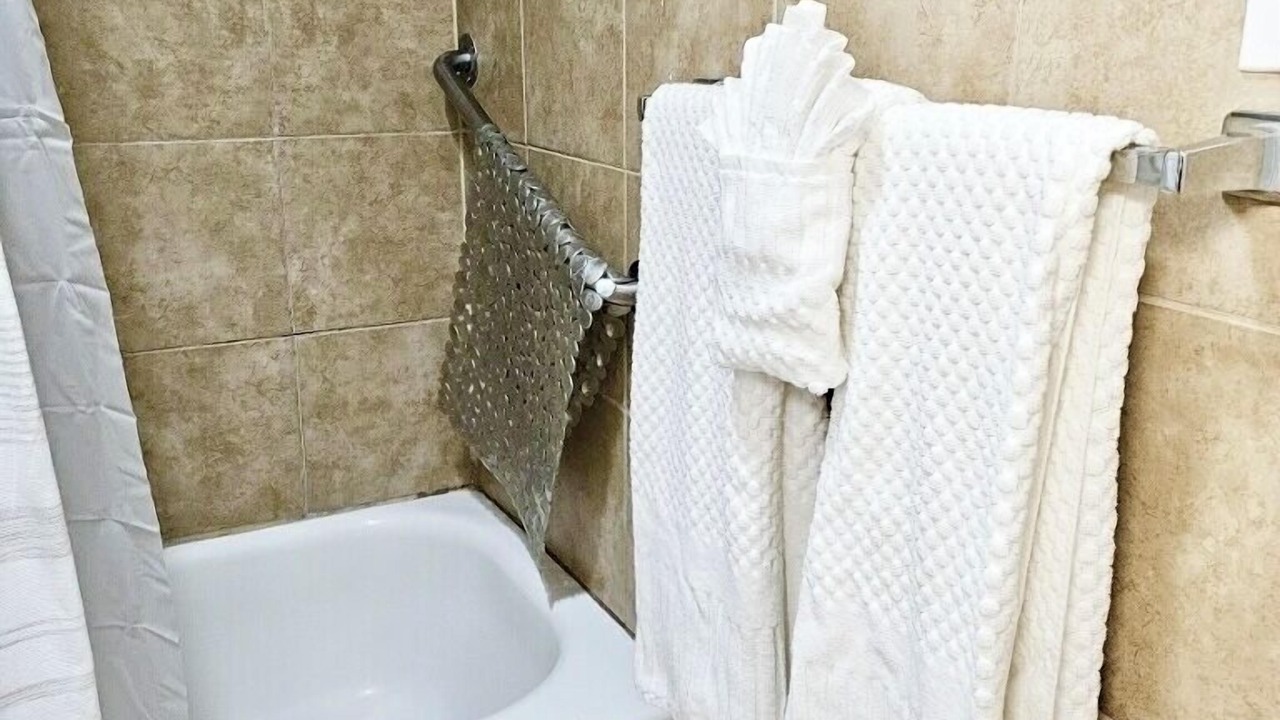 Photo of Bathroom in Diamond Head - Kapahulu - St. Louis