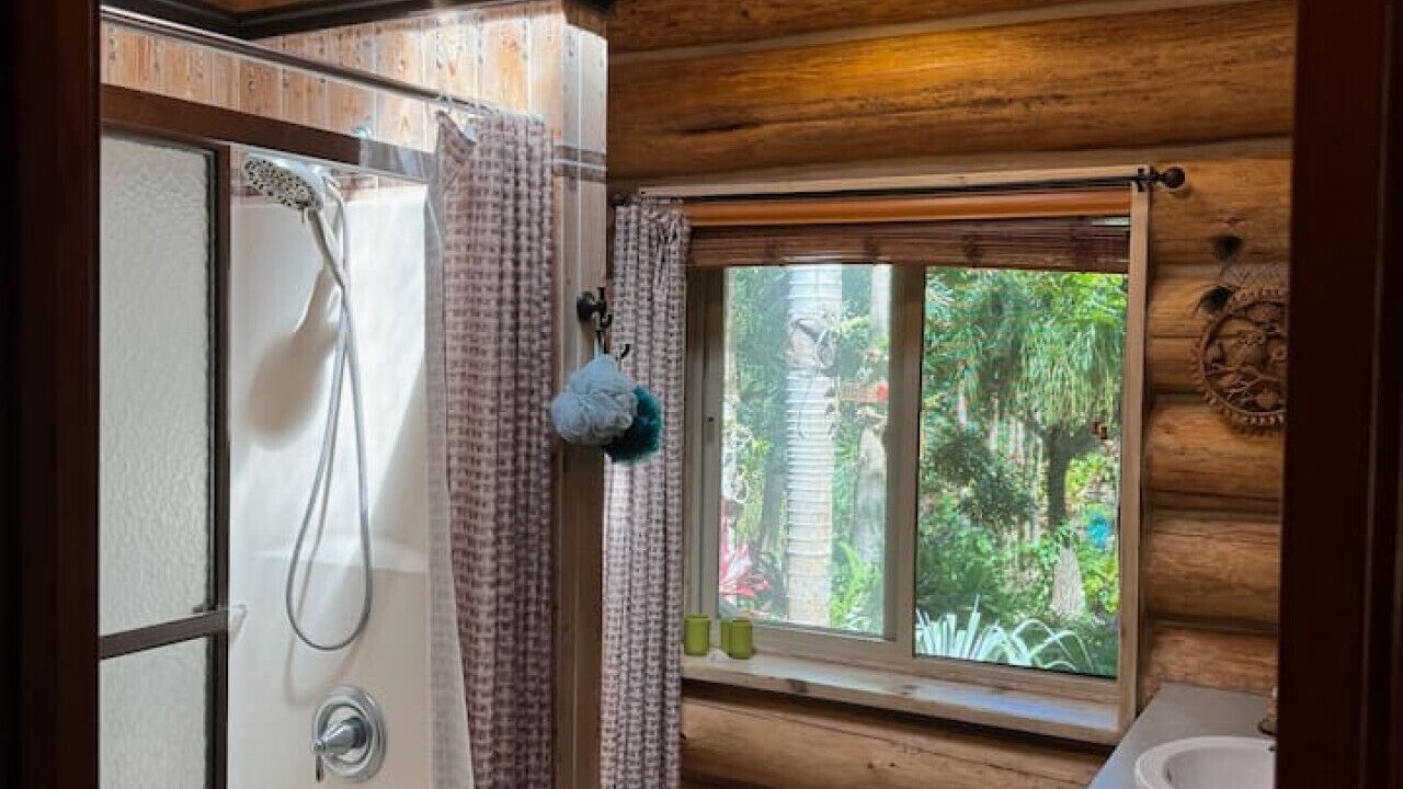 Photo of Bathroom in Kukuihaele
