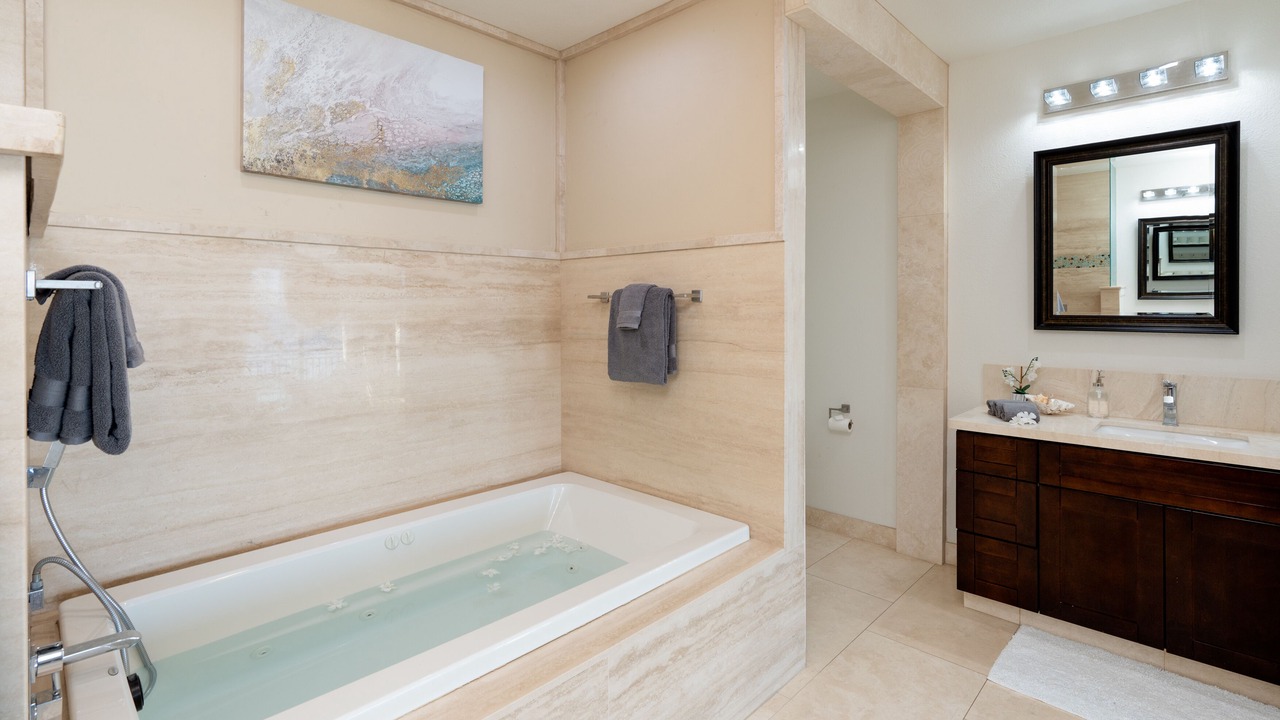 Photo of Bathroom in Kuliouou - Kalani Iki