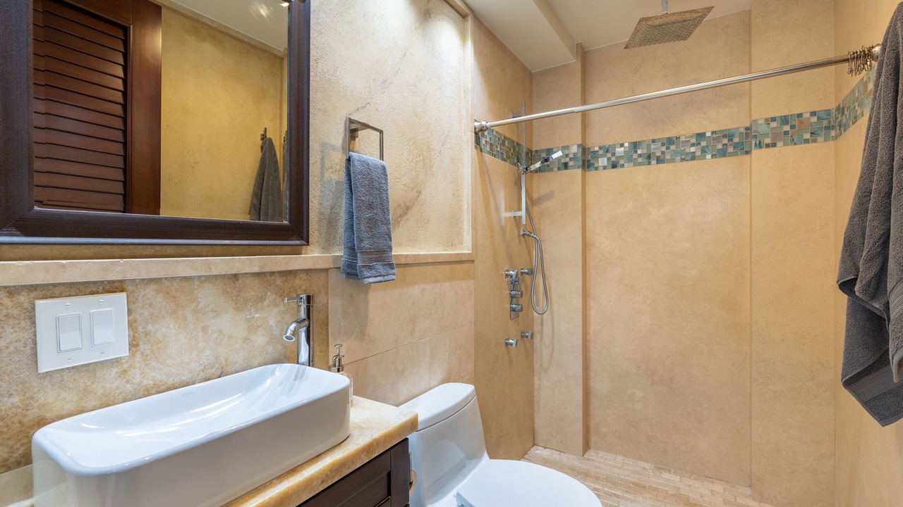 Photo of Bathroom in Kuliouou - Kalani Iki