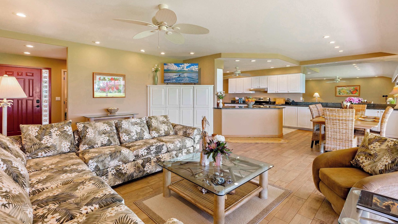 Photo of Livingroom in Historic Lahaina Front Street