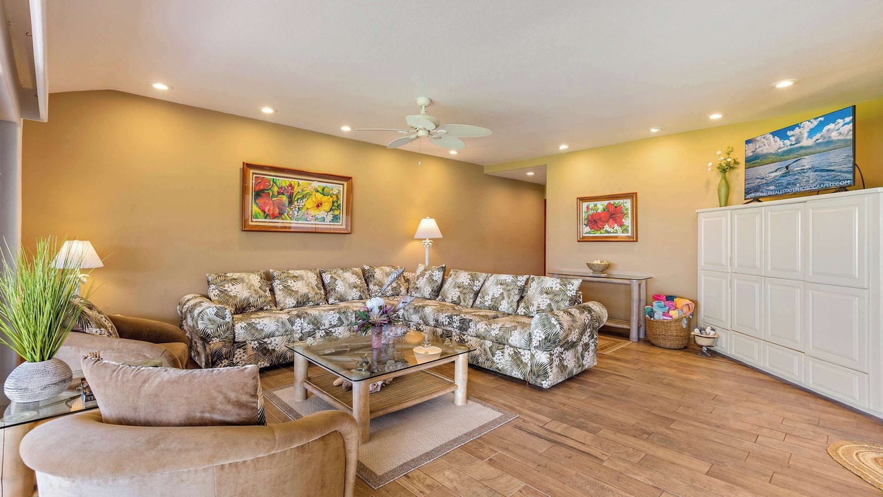 Photo of Livingroom in Historic Lahaina Front Street