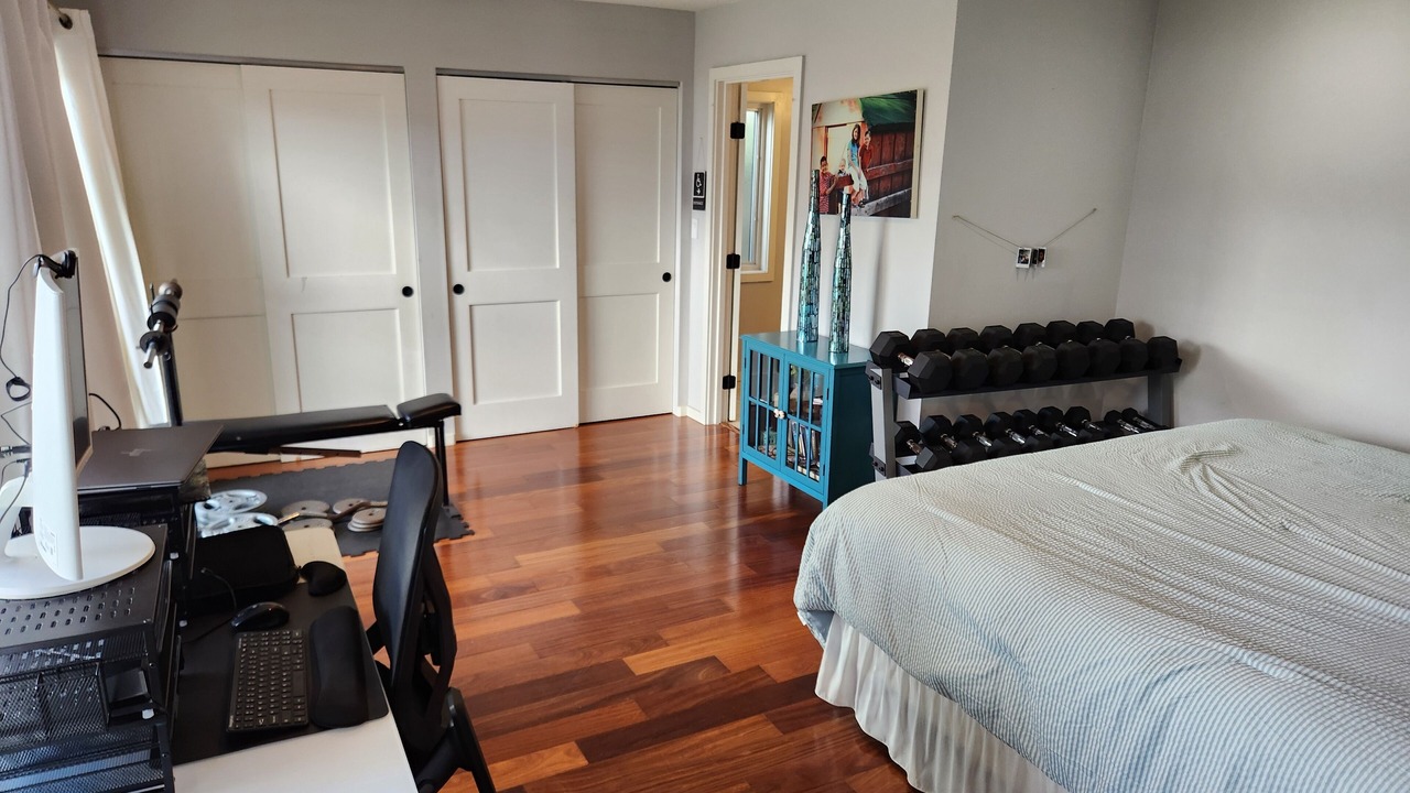 Photo of Bedroom in Portlock