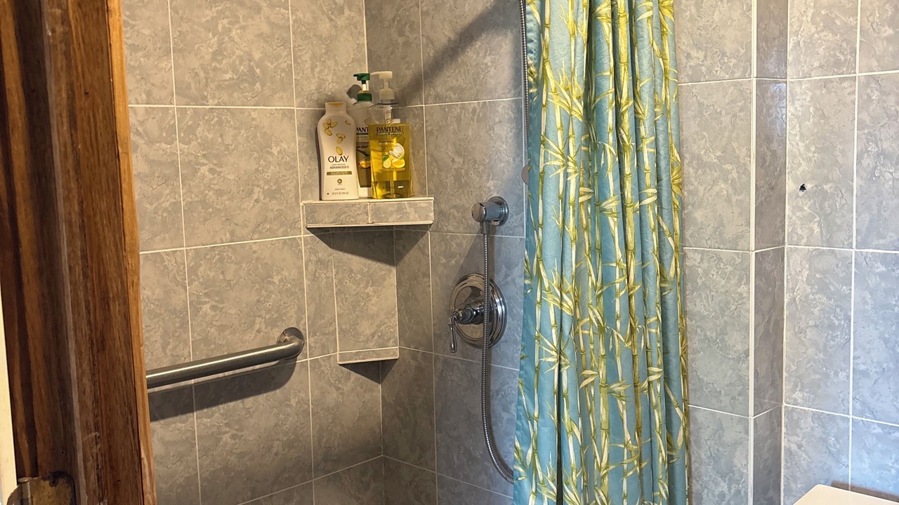 Photo of Bathroom in Haiku