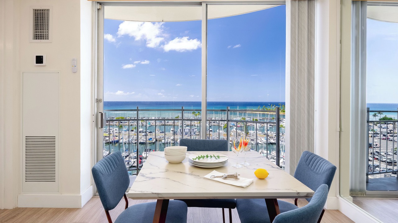 Photo of Livingroom in Waikiki
