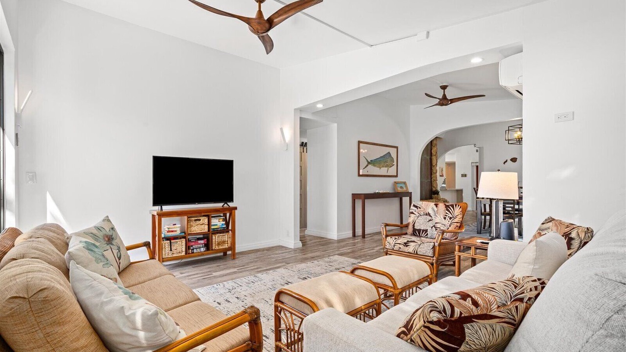 Photo of Livingroom in Portlock