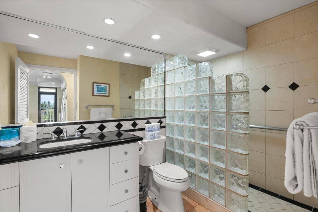 Photo of Bathroom in Historic Lahaina Front Street