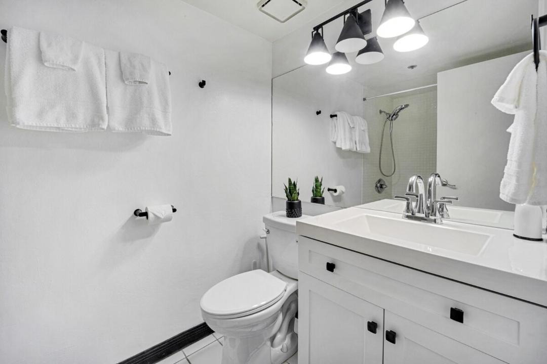 Photo of Bathroom in Downtown Honolulu